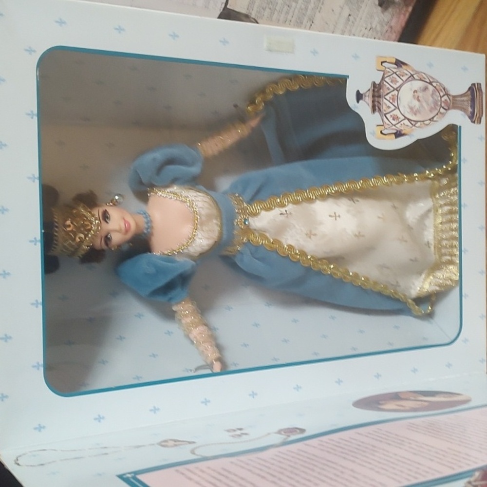 French Lady Barbie - Picture 5 of 13